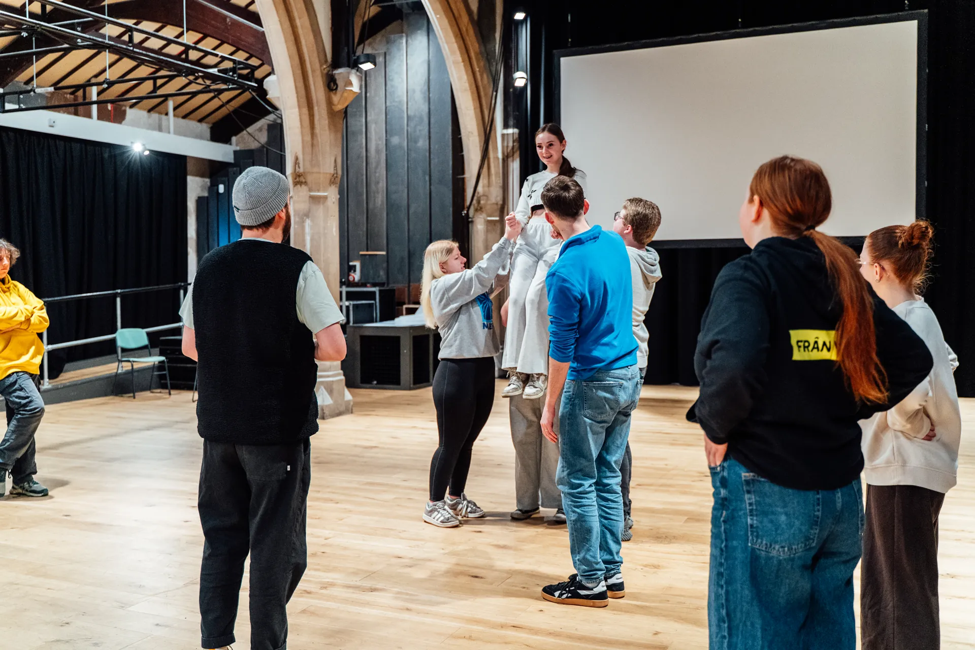 Fran Wen Pobl Ifanc — ensemble cast photographed mid-scene.